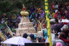 Pancake mountain: Piles of apem are brought to the main stage. JP/ Maksum Nur Fauzan