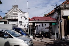 A huge banner is visible at the entrance to Jl.Pandean, the birthplace of Indonesia’s first president, Sukarno. On the left side of the road is an inscription signed by then-Surabaya mayor Bambang Dwi Hartono in 2010, confirming the area as the birthplace of Sukarno. JP/Anggara Mahendra