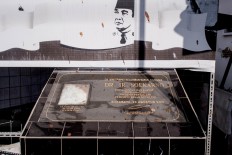 An inscription signed by then-Surabaya mayor Bambang Dwi Hartono in 2010 confirms that Jl. Pandean is the birthplace of Sukarno. JP/Anggara Mahendra