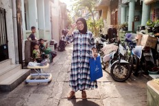 Farida, the community unit (RW) leader, tells her neighbors that Jamilah's house used to be Sukarno's birthplace. JP/Anggara Mahendra