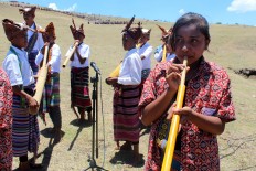 Students play bamboo flutes during the 2017 Fulan Fehan Festival held on Fulan Fehan hill in Belu Regency, East Nusa Tenggara (NTT), on Saturday, Oct. 28, 2017. JP/Djemi Amnifu