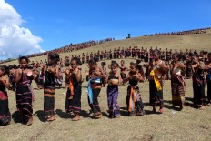 Young dancers from elementary and high schools in 12 districts in Belu regency perform the Likurai dance as part of the festival. With more than 6,000 dancers from Indonesia and Timor Leste participating, the dance broke the record of the Indonesian Museum of Records (MURI) for the most dancers in a single performance. JP/Djemi Amnifu