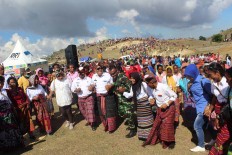 Thousands of villagers perform the Tebe dance together at the closing ceremony of the 2017 Fulan Fehan Festival held on Fulan Fehan hill in Belu Regency, East Nusa Tenggara, on Saturday, Oct. 28, 2017. JP/Djemi Amnifu
