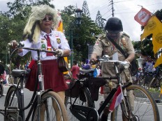 Two participants take a walk during the Jogja Republik Onthel festival. JP/Tarko Sudiarno