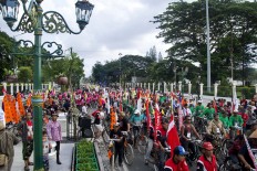 Thousands of cyclists ride their bikes in front of the Vrederburg fortress in Yogyakarta.  JP/Tarko Sudiarno