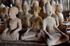 The sculptures of the bride and groom are ready for painting. JP/Magnus Hendratmo