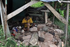 Tukiran is working at his workshop in Bobung village, Gunung Kidul regency, Yogyakarta. JP/Magnus Hendratmo