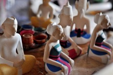 The smallest size of Loro Blonyo is 17-centimeters in height and priced at Rp250,000 (US$18.5). JP/Magnus Hendratmo