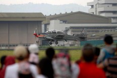 Visitors are watching a Super Tucano aircraft land at Husein Sastranegara Air Force Base. JP/Arya Dipa