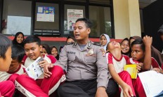Book chat: Wahyudin interacts with students of a public elementary school in Cisoka. JP/Bangkit Jaya Putra