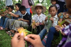 Weave or weave out: Students craft using banana leaves during cultural education event Ajar Pusaka Budaya at Badut Temple in Malang, East Java. JP/ Aman Rochman