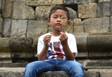 Simply fun: A boy plays with a traditional puppet made of dried grass. JP/ Aman Rochman