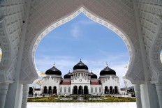 Under the blue sky: The Baiturrahman Grand Mosque stands tall in Banda Aceh, Aceh province. JP/ PJ Leo