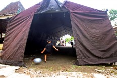 Children play soccer inside a temporary shelter at Kebonagung village hall in Imogiri district on Wednesday Nov. 29, 2017. JP/Aditya Sagita