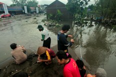 Villagers make the most of the situation by fishing in Imogiri. JP/Aditya Sagita