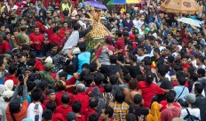 Visitors harmlessly fight over the food at one of the eight gunungan in front of Pakualam palace. JP/ Tarko Sudiarno