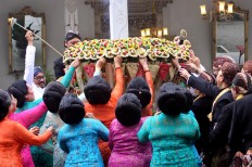  Inside the palace, royal family members also battle for the food on the gunungan. JP/ Aditya Sagita