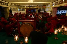 Courtiers get ready to carry the Kyai Nagawilaga gamelan back to the palace after being set at Kauman Grand Mosque in Yogyakarta on Nov. 30. JP/ Wienda Parwitasari