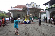 Sultan Hamengkubowono X takes a piece of the gunungan before royal family members flock to it. JP/ Aditya Sagita