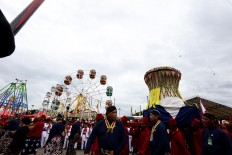 Courtiers at the north courtyard carry one of the eight gunungan. JP/ Wienda Parwitasari