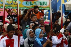 Visitors use their mobile phones to photograph the procession. JP/ Wienda Parwitasari