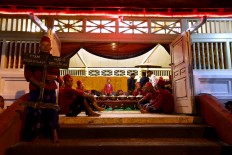 Courtiers are ready to carry the Kyai Nagawilaga gamelan back to palace after being set at Kauman Grand Mosque in Yogyakarta on Nov. 30. JP/ Wienda Parwitasari