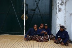 Some courtiers take a break to use their mobile phones. JP/ Wienda Parwitasari
