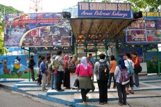 Visitors line up at the entrance of Sriwedari Park on Oct. 19, 2013. JP/Maksum Nur Fauzan