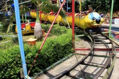 Visitors enjoy a family ride on March 12, 2017. JP/Maksum Nur Fauzan