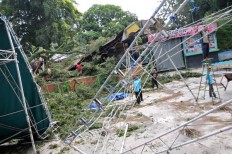  Sriwedari staff repair the music stage, which was destroyed by a fallen tree on April 13, 2014. JP/Maksum Nur Fauzan