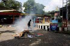 A worker burns debris at Sriwedari Park on May 12, 2017. JP/Maksum Nur Fauzan