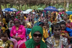 Each girl participating in the Karia ceremony is accompanied by their mothers and grandmothers. Antara/Rosa Panggabean