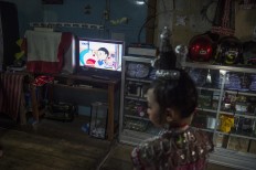 Nadira is watching Doraemon cartoon tv show. Antara/Rosa Panggabean