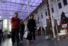 Ready for holidays: Train passengers prepare for a long Christmas and New Year holiday at Pasar Senen station in Central Jakarta. JP/Ben Latuihamallo