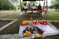 Acehnese people of Chinese descent pray at the burial site. JP/Hotli Simanjuntak