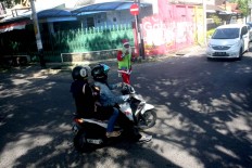 Thanks to Santa, traffic in the area is not jammed. JP/Maksum Nur Fauzan