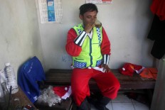 Marthins drinks a glass of tea during his break. JP/Maksum Nur Fauzan