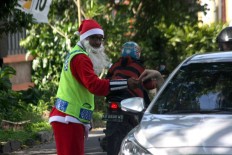 Motorists give their small change to him. JP/Maksum Nur Fauzan