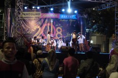 People's stage: A traditional musical group entertains peopple for New Year celebrations in Thamrin, Central Jakarta, on Sunday. JP/Jerry Adiguna