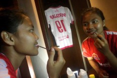 Simey, a player of Persijap Jepara, puts on lip gloss before the match. JP/Maksum Nur Fauzan