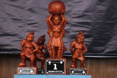 The 3rd Bengawan Cup 2017 trophies are displayed on a table. JP/ Maksum Nur Fauzan
