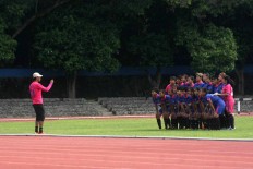 Former national player Rochi Putiray takes a photo of his team before the tournament kicks off. JP/Maksum Nur Fauzan