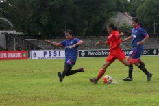 A Persijap player passes two Jakarta 69 players. JP/Maksum Nur Fauzan