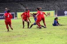 Players from both teams fight over the ball. JP/Maksum Nur Fauzan