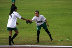 Two Jakarta 69 players change their shoes. JP/Maksum Nur Fauzan