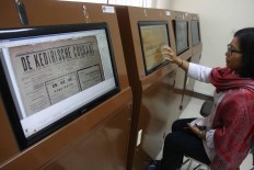 Online exhibit: A visitor browses the digital newspaper library in the museum’s e-paper room. JP/Maksum Nur Fauzan.