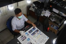 Shutter sound: Digital cameras are the main tool used in the newspaper digitization process at the National Press Monument in Surakarta, Central Java. JP/Maksum Nur Fauzan.