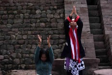Two participants perform a prayer. JP/Maksum Nur Fauzan