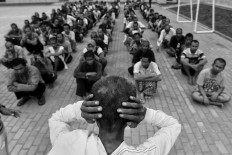 A patient shows his colleagues how to get rid of hallucinations by covering his ears. Antara/Hafidz Mubarak