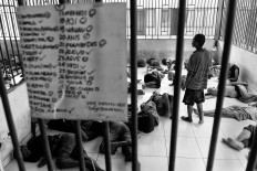 Some patients lie on the floor at a ward. Antara/Hafidz Mubarak
